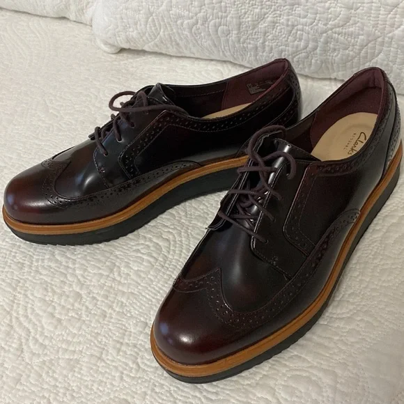 Ladies’ Oxfords by Clarks - Picture 5 of 14